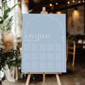Może przedstawiać: Jasnoniebieski plan rozsadzenia gości z tekstem "Welcome to the Baptism of our Son Jonathan find your seat" wydrukowanym na biało. Plan stoi na sztaludze.