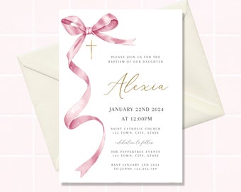 Puede incluir: Una invitación de bautismo rosa y dorada con un lazo de cinta rosa y una cruz dorada. La invitación dice "Por favor, únase a nosotros para el bautismo de nuestra hija Alexia, el 22 de enero de 2024 a las 12:00 pm, Iglesia Católica Santa, 123 Town, City, State, celebración a seguir, Los eventos Peppertree, 123 Town, City, State, RSVP el 2 de enero de 2024 a Jenny 123.456.789".