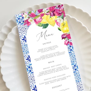 Może przedstawiać: Bordura z niebieskich i białych płytek ceramicznych oprawia menu z kwiatowym wzorem różowych i żółtych kwiatów i cytryn. Menu zawiera opcje przystawki, dania głównego i deseru: Makaron Penne Siciliana, Grillowany Kurczak, Duszone Wołowe Policzki, Pieczeń Wieprzowa i Deser.