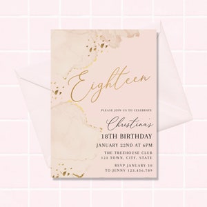 以下が含まれることがあります： 「Eighteen」と金色の文字が書かれた、ピンク色の誕生日招待状。招待状には、クリスティーナの18歳の誕生日のお祝いの詳細（日付、時間、場所など）が含まれています。白い封筒が一部見えています。