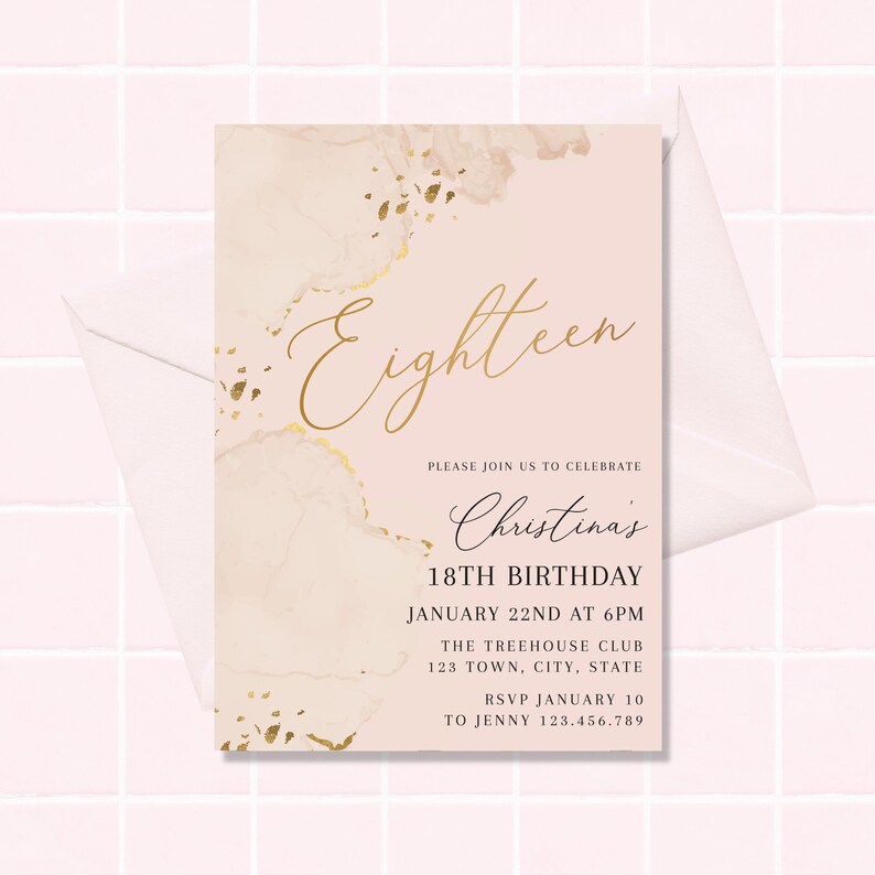 以下が含まれることがあります： 「Eighteen」と金色の文字が書かれた、ピンク色の誕生日招待状。招待状には、クリスティーナの18歳の誕生日のお祝いの詳細（日付、時間、場所など）が含まれています。白い封筒が一部見えています。