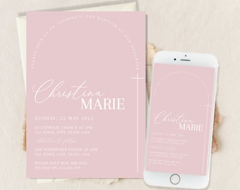 Op de afbeelding: Roze doop uitnodiging met een wit kruis en de tekst "Wees welkom om de doop van onze dochter Christina Marie te vieren" en details over het evenement. De uitnodiging is ontworpen om te worden afgedrukt op een kaart van 5x7 inch.