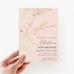 以下が含まれることがあります： ピンクとゴールドの誕生日招待状。金色の筆記体で「Eighteen」と書かれています。招待状には、日付、時間、場所など、パーティーの詳細が含まれています。招待状は人が持っています。