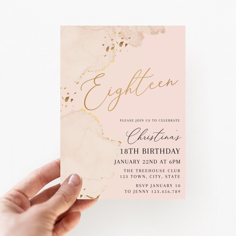 以下が含まれることがあります： ピンクとゴールドの誕生日招待状。金色の筆記体で「Eighteen」と書かれています。招待状には、日付、時間、場所など、パーティーの詳細が含まれています。招待状は人が持っています。