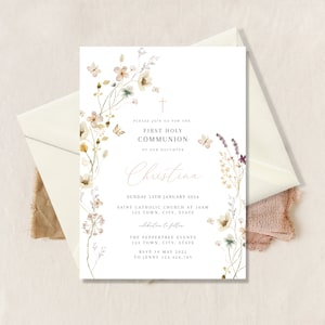 Può includere: Un invito a tema floreale per una celebrazione della Prima Comunione di Christina. L'invito presenta un'illustrazione ad acquerello di fiori delicati, farfalle e una croce. Il testo include la data, l'ora e il luogo dell'evento, nonché le informazioni di RSVP.