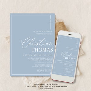 Könnte beinhalten: Eine hellblaue Einladungskarte mit einem weißen Kreuz und dem Text "Bitte feiern Sie mit uns die Taufe unseres Sohnes Christian Thomas" sowie Details zur Veranstaltung. Die Karte liegt neben einem Handy, das die gleiche Einladung anzeigt.