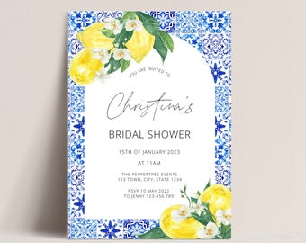 Op de afbeelding: Een blauwe en witte betegelde rand omringt een citroenboomtak met gele citroenen en witte bloemen. De tekst "Christina's Bridal Shower" is geschreven in zwarte cursieve letters. De datum "15th of January 2023" en de tijd "at 11am" zijn in zwarte letters geschreven. De locatie van het evenement, de RSVP-datum en de contactgegevens staan hieronder vermeld.