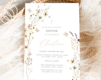 Puede incluir: Una invitación de bautismo blanca con un borde floral. La invitación incluye el texto "Por favor, únase a nosotros para el bautismo de nuestra hija Christina" y los detalles de la ceremonia y la recepción.