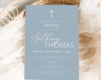 Pode incluir: Um cartão de convite retangular para batizado em azul acinzentado com texto branco e um ícone de cruz. O texto diz ACOMPAÑANOS A CELEBRAR EL BAUTIZO DE NUESTRO HIJO Anthony Thomas SÁBADO, NOVIEMBRE 5, 2026, SAINT CATHOLIC CHURCH A LAS 10AM, 123 TOWN.