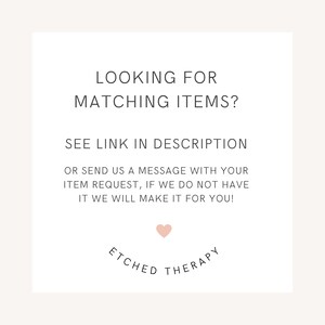 以下が含まれることがあります： 「LOOKING FOR MATCHING ITEMS? SEE LINK IN DESCRIPTION」と書かれた黒いテキストの正方形のオフホワイトのグラフィックと追加のテキスト。テキストの下には小さなピンクのハートがあり、その下に「ETCHED THERAPY」があります。