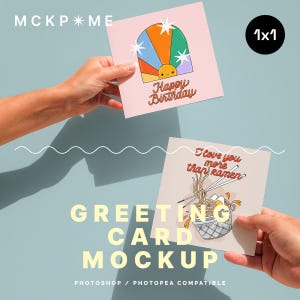 Mockup di biglietti d'auguri quadrati 1x1 in mano, mockup di mani che tengono cartoline quadrate, mockup di cartoline per Instagram, mockup per negozi di cartoline