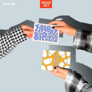 SET - A6 Mani che tengono biglietti di auguri mockup