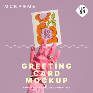 Carte de voeux américaine A2 simple dans la main, maquette main dans des gants roses, maquette psd de carte tenant la main, maquette de carte instagram à la mode