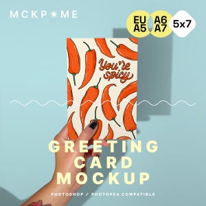 Mockup di biglietto d'auguri in formato A5/A6/B6/5x7 con mano che tiene in mano, mockup di cartolina DIN A, mockup di cartolina singola in mano, mockup di una cartolina