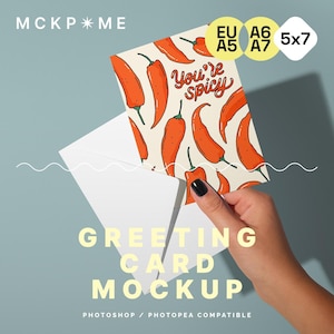 A5/A6/B6/5x7 Grußkarte und Umschlag in Hand Mockup, psd DIN A Postkarten Mockup, Postkarte und Umschlag Mockup