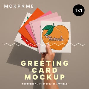 Mockup di biglietti d'auguri quadrati 1x1 in mano, mano che tiene molti biglietti quadrati, mockup di biglietti per Instagram, mockup per negozio di biglietti, mockup pulito