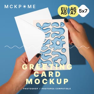 Mockup di biglietto d'auguri A5/A6/B6/5x7 e busta in mano, mockup di cartolina e busta, mockup di cartolina DIN A, mockup di cartolina singola