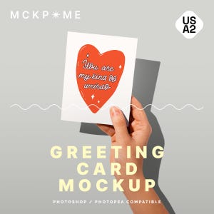 Mockup di biglietto d'auguri US A2, mockup di cartolina, mockup di cartolina con mani che tengono, mockup di mini stampa, mockup di poster