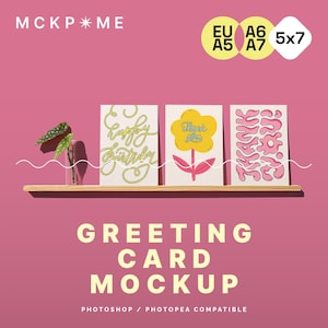 A5/A6/B6/5x7 Grußkarten im Regal Mockup, Postkarten-Display-Mockup, Mockups für Postkarten, 5x7-Karten-Mockup, PSD-Postkarten-Mockup