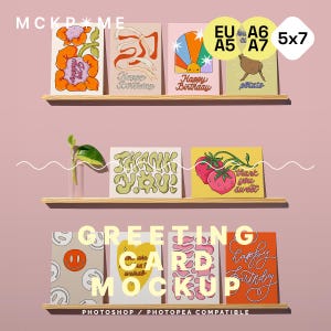 Maqueta de muchas tarjetas de felicitación en estantes, tamaño A5/A6/B6/5x7, maquetas de exhibición, maquetas para tiendas de tarjetas, plantillas de tarjetas, maquetas de tarjetas psd limpias