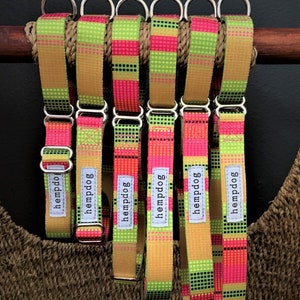 Puede incluir: Siete collares para perros coloridos con un patr&oacute;n geom&eacute;trico en tonos de verde, rosa y naranja. Cada collar tiene un anillo de metal plateado y una etiqueta blanca con el texto "hempdog" impreso en &eacute;l.
