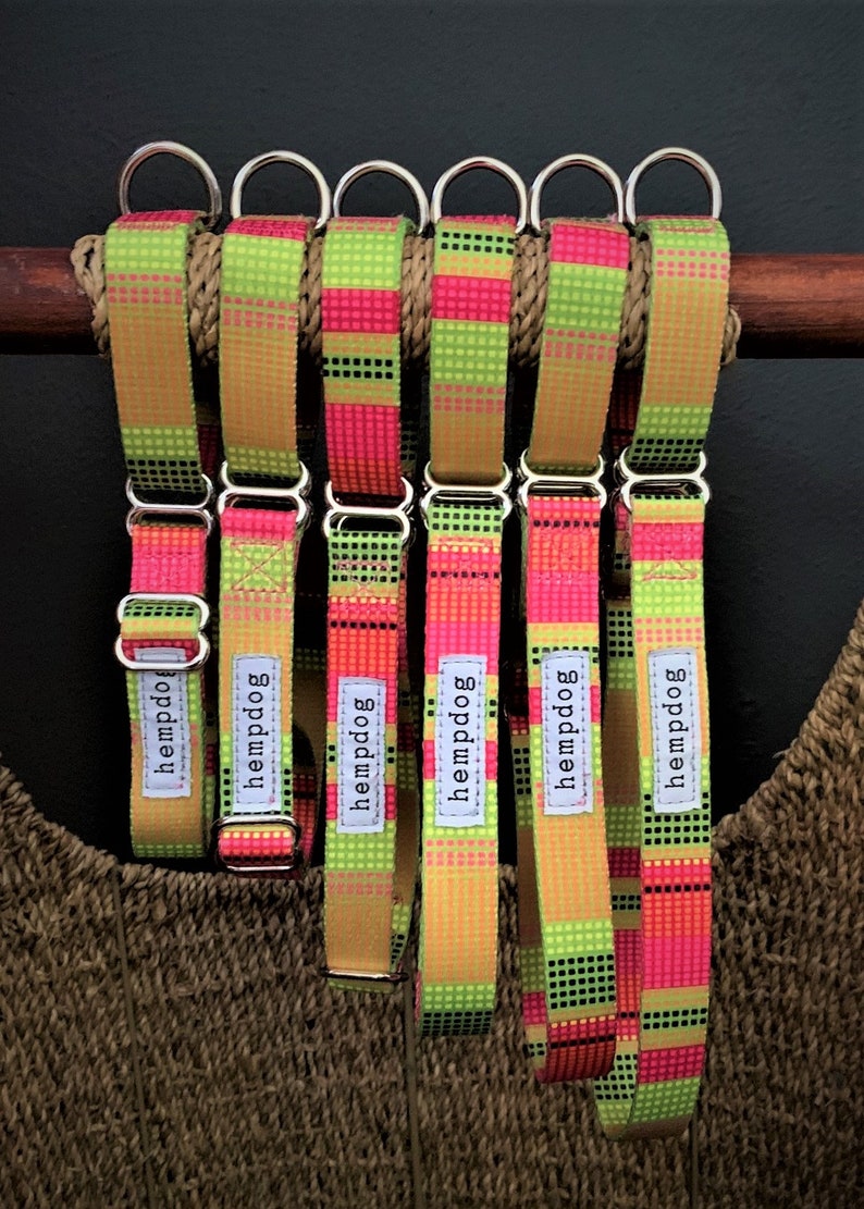 Puede incluir: Siete collares para perros coloridos con un patr&oacute;n geom&eacute;trico en tonos de verde, rosa y naranja. Cada collar tiene un anillo de metal plateado y una etiqueta blanca con el texto "hempdog" impreso en &eacute;l.