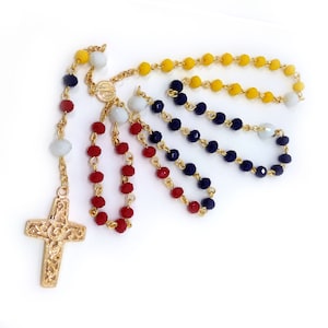 MiAlabastro Rosario católico hecho a mano con cuentas de cristal amarillo, azul y rojo. Venezuela. Equador. Colômbia