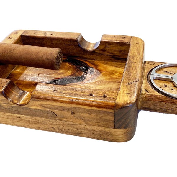 Cinzeiro de charutos artesanal em pinho branco com cortador de aço inoxidável.