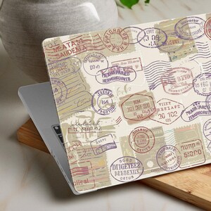 Étui MacBook Travel Stamps vintage, coque rétro pour MacBook Air 13 15 M2 M3 et Pro 13 14 16 М4, housse rigide pour ordinateur portable, cadeau de voyage.