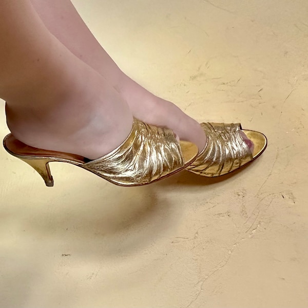 Gold leather mules, sandals with kitten heel.