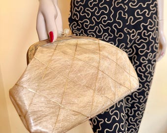 Confetti lucite clutch snap handbag from the 50s.