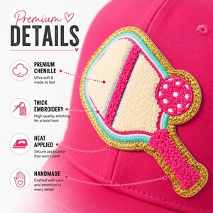 Peut inclure: Une casquette de baseball rose vif orn&eacute;e d'un grand &eacute;cusson en chenille textur&eacute;e repr&eacute;sentant une raquette et une balle de pickleball. L'&eacute;cusson pr&eacute;sente des tons cr&egrave;me, rose et turquoise avec une bordure dor&eacute;e scintillante. Texte : Premium Details.