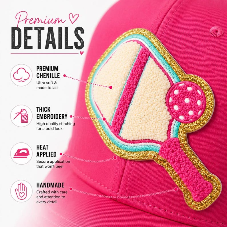 Peut inclure: Une casquette de baseball rose vif orn&eacute;e d'un grand &eacute;cusson en chenille textur&eacute;e repr&eacute;sentant une raquette et une balle de pickleball. L'&eacute;cusson pr&eacute;sente des tons cr&egrave;me, rose et turquoise avec une bordure dor&eacute;e scintillante. Texte : Premium Details.