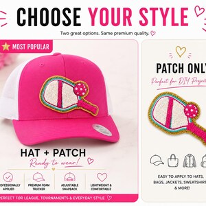 Peut inclure: Une casquette de camionneur rose vif avec un filet blanc &agrave; l'arri&egrave;re et un &eacute;cusson repr&eacute;sentant une raquette et une balle de pickleball sur le devant. L'&eacute;cusson montre une raquette blanche avec un manche rose et une balle rose &agrave; pois.