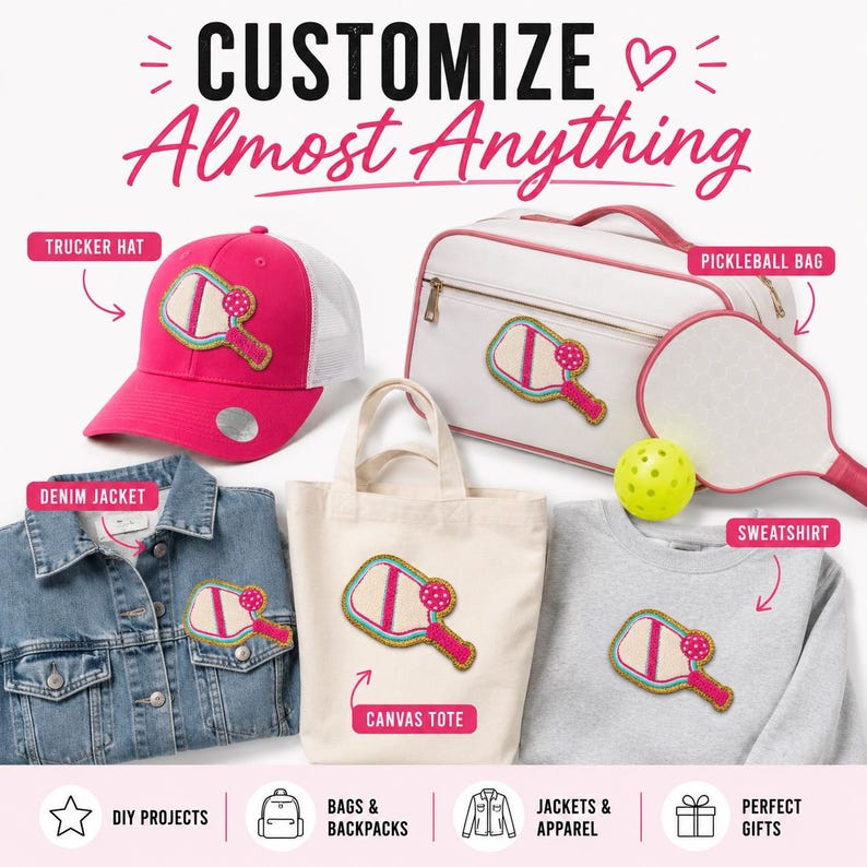 Peut inclure: Une collection d'articles comprenant une casquette rose, un sac de pickleball blanc, une veste en jean, un sac fourre-tout en toile et un sweat-shirt gris, tous avec un &eacute;cusson de raquette. Texte : CUSTOMIZE Almost Anything, DIY PROJECTS, BAGS & BACKPACKS, JACKETS & APPAREL, PERFECT GIFTS.