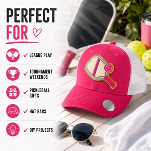 Peut inclure: Une casquette de baseball rose vif avec un dos en maille blanche et un &eacute;cusson repr&eacute;sentant une raquette et une balle de pickleball. Le texte &agrave; gauche indique PERFECT FOR, LEAGUE PLAY, TOURNAMENT WEEKENDS, PICKLEBALL GIFTS, HAT BARS et DIY PROJECTS.