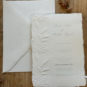 Invitation de mariage en relief doré, invitation de mariage florale en relief sur mesure en papier fait à la main, suite d'invitation bohème