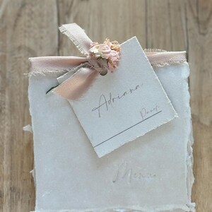 Segnaposto personalizzati | carta fatta a mano | Carte di posti a sedere con rosa | Carta biologica personalizzata con menù| Carta del menu di nozze| Carta del menù