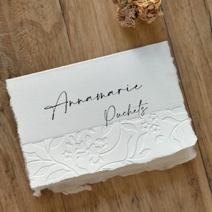 Personalisierte Tischkarte für die Hochzeit, geprägte Platzkarten, Namenskärtchen für den Hochzeitstisch. Buchdruck und Digitaldruck