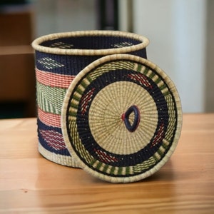 Panier à linge africain de 24 po de haut avec couvercle Panier à linge flexible Panier en osier pour vêtements, Panier Bolga, Panier à linge Ghana Color 3