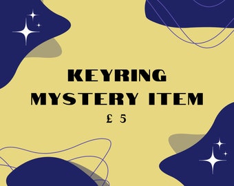 Pode incluir: Um fundo amarelo com formas abstratas azuis e cinzas e estrelas brancas. O texto "KEYRING MYSTERY ITEM £ 5" está em preto.