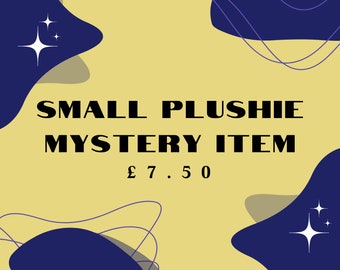Pode incluir: Um fundo amarelo com formas abstratas azuis e cinzas e estrelas brancas. O texto "SMALL PLUSHIE MYSTERY ITEM £ 7. 50" está em preto.