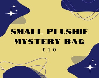 Pode incluir: Um fundo amarelo com formas abstratas azuis e cinzas e estrelas brancas. O texto "SMALL PLUSHIE MYSTERY BAG £ 10" está em preto.