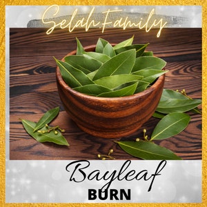 Può includere: Una ciotola di legno piena di foglie di alloro verdi fresche su una superficie di legno marrone. Il testo "Bayleaf BURN" è scritto sotto la ciotola.