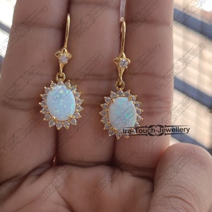 Boucles d'oreilles pendantes en or jaune 14 carats, boucles d'oreilles pendantes délicates et minimalistes, boucles d'oreilles halo opale coupe ovale, boucles d'oreilles en or opale, pierre de naissance d'octobre.