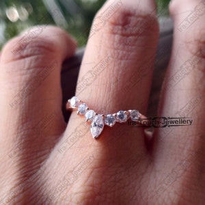 Marquise Cut V Shape Band, bande de mariage incurvée, bande de chevron CZ plaquée or rose 14 carats, bague empilable en argent sterling pour femmes