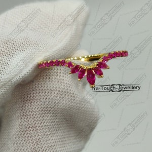 Marquise Cut V Shape Band, bande de mariage incurvée, bande de chevron en or jaune plaqué or jaune rubis rose, bague empilable en argent sterling pour femmes