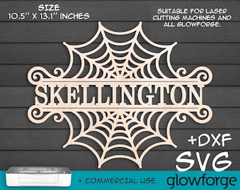 Puede incluir: Un letrero de madera cortado con láser con un diseño de telaraña y el nombre "SKELLINGTON" en una fuente decorativa. El letrero mide 10,5 pulgadas por 13,1 pulgadas y es adecuado para usar con máquinas de corte por láser y Glowforge.