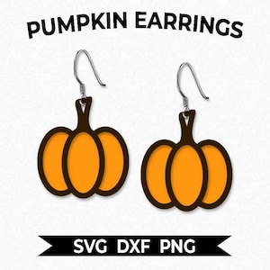 Puede incluir: Dos pendientes con forma de calabaza con ganchos plateados. Los pendientes son de color naranja con un contorno y un tallo marrón oscuro. Las palabras "PUMPKIN EARRINGS" están encima y "SVG DXF PNG" debajo.