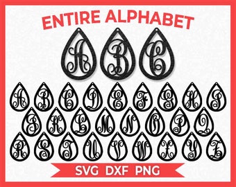 Op de afbeelding: Een set van 26 zwarte, traanvormige oorbelontwerpen met het hele alfabet in een cursief schrift. De ontwerpen zijn onderaan gelabeld met "SVG DXF PNG".